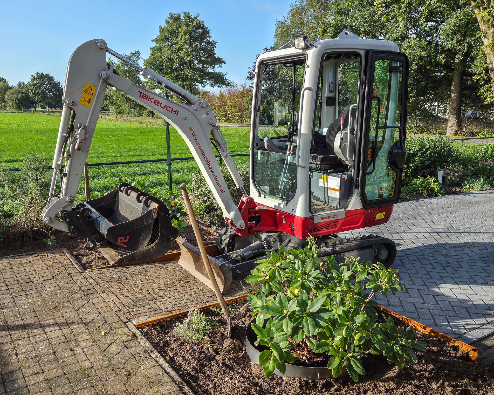 Minigraver aan het werk bij machineverhuur Barneveld