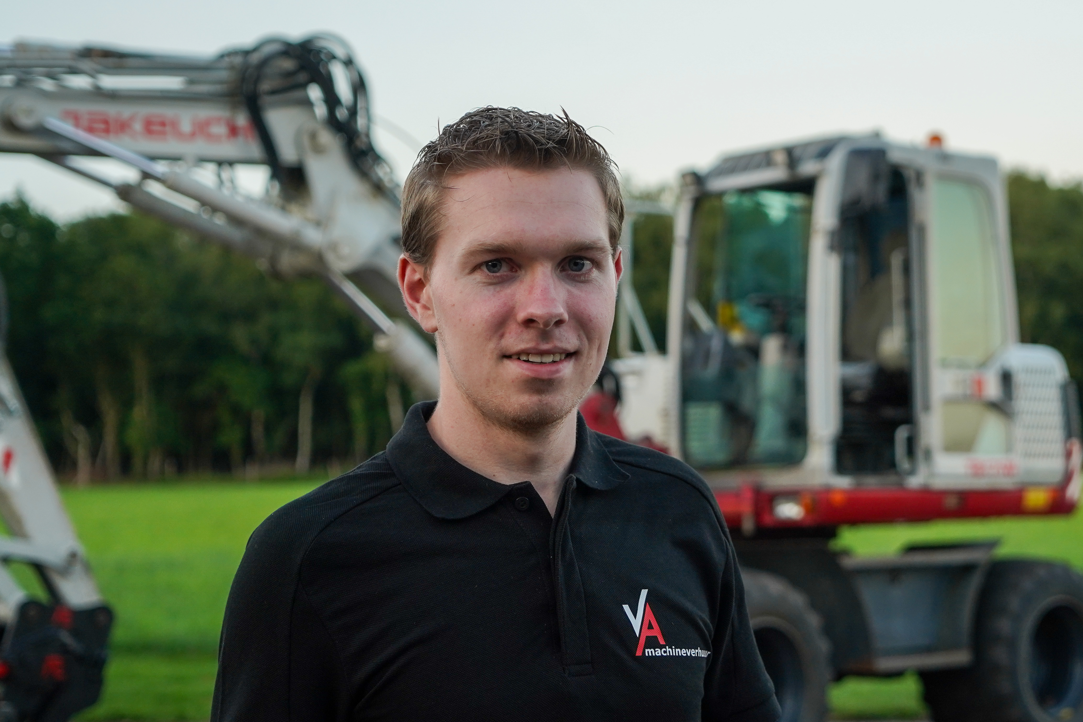 Medewerker van VA Machineverhuur bij een graafmachine